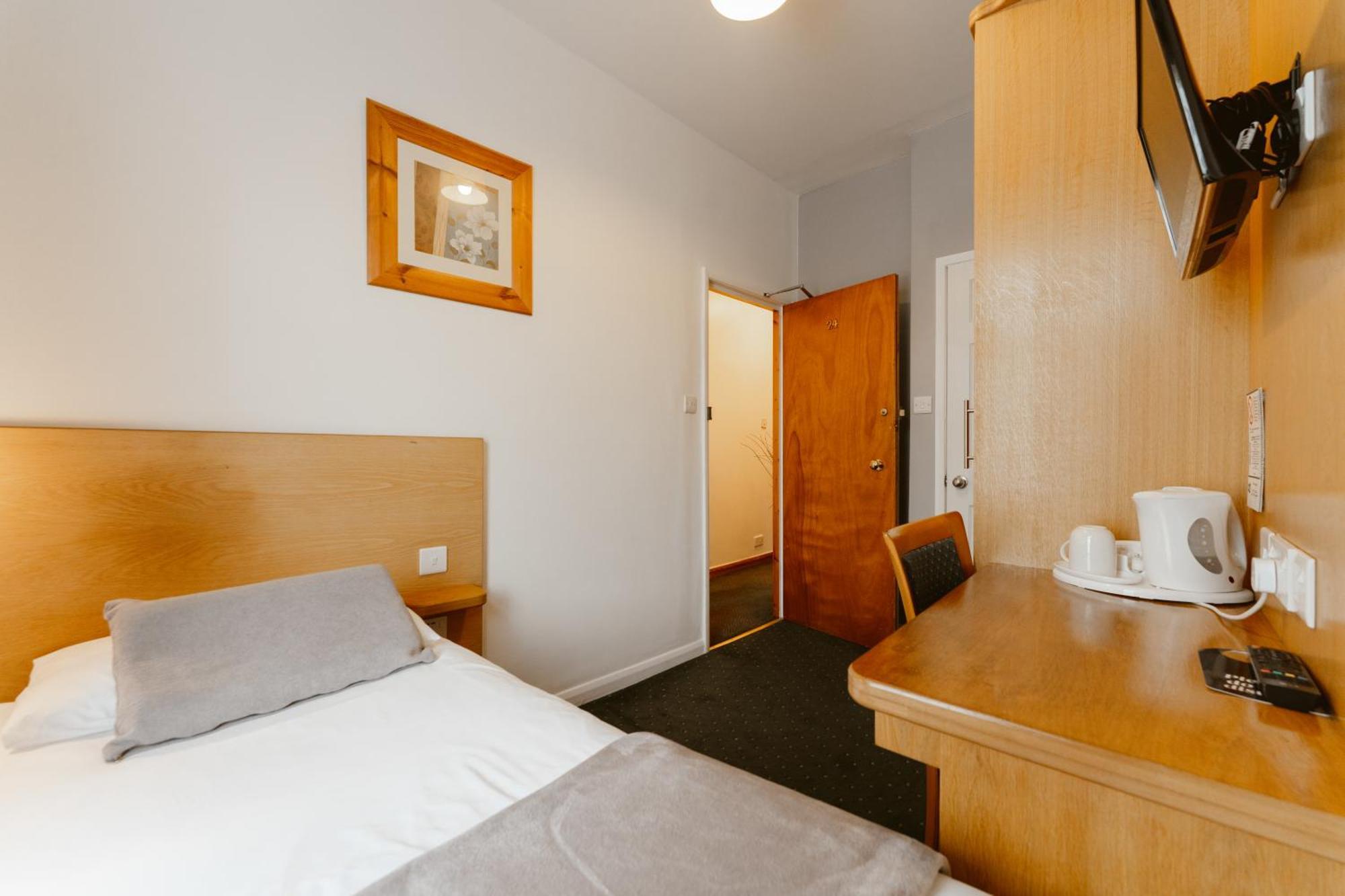 Star Hotel Лондон Екстериор снимка