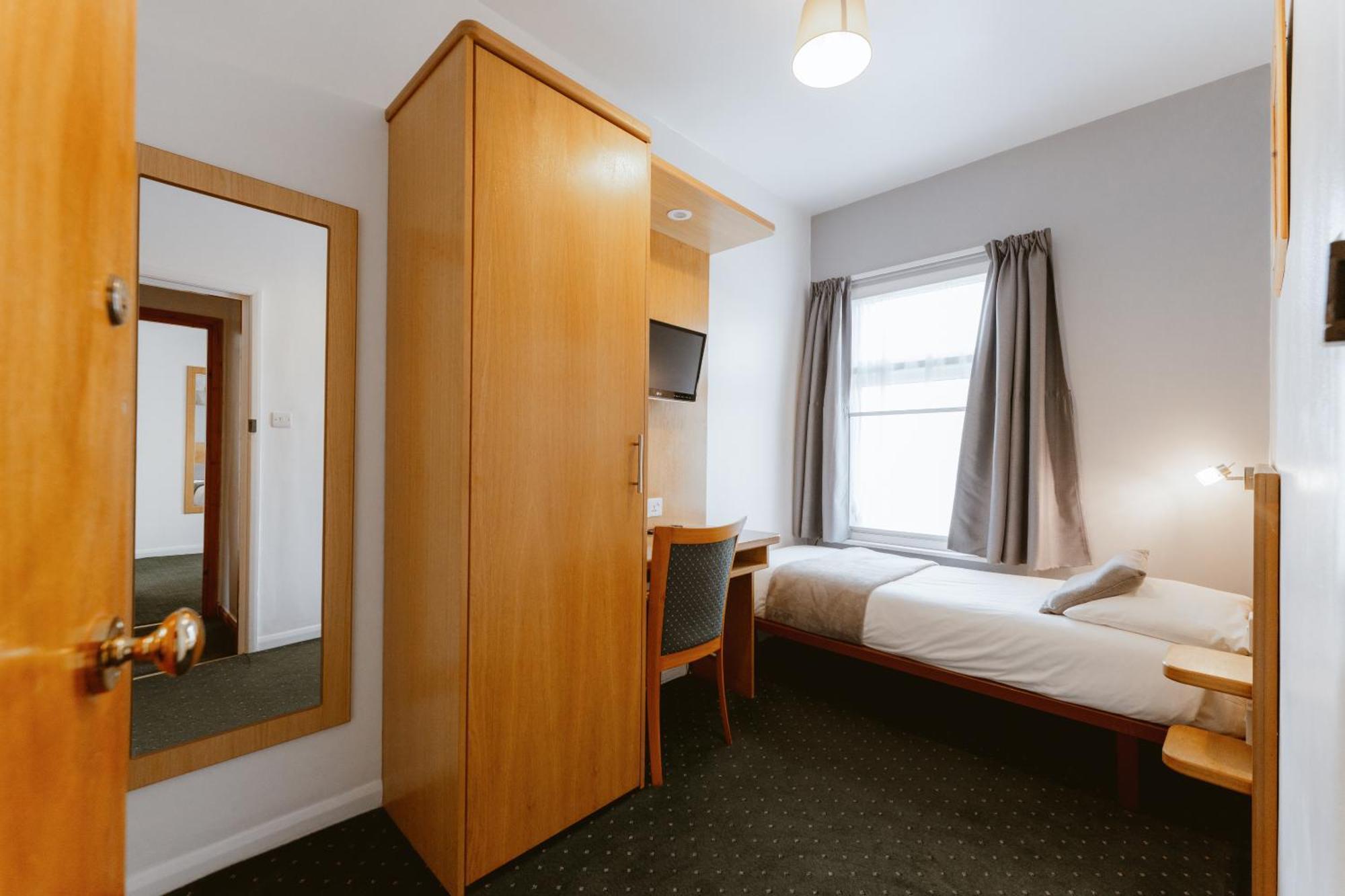 Star Hotel Лондон Екстериор снимка