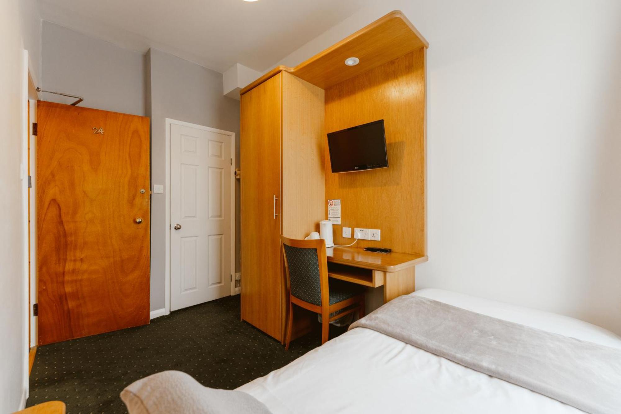 Star Hotel Лондон Екстериор снимка