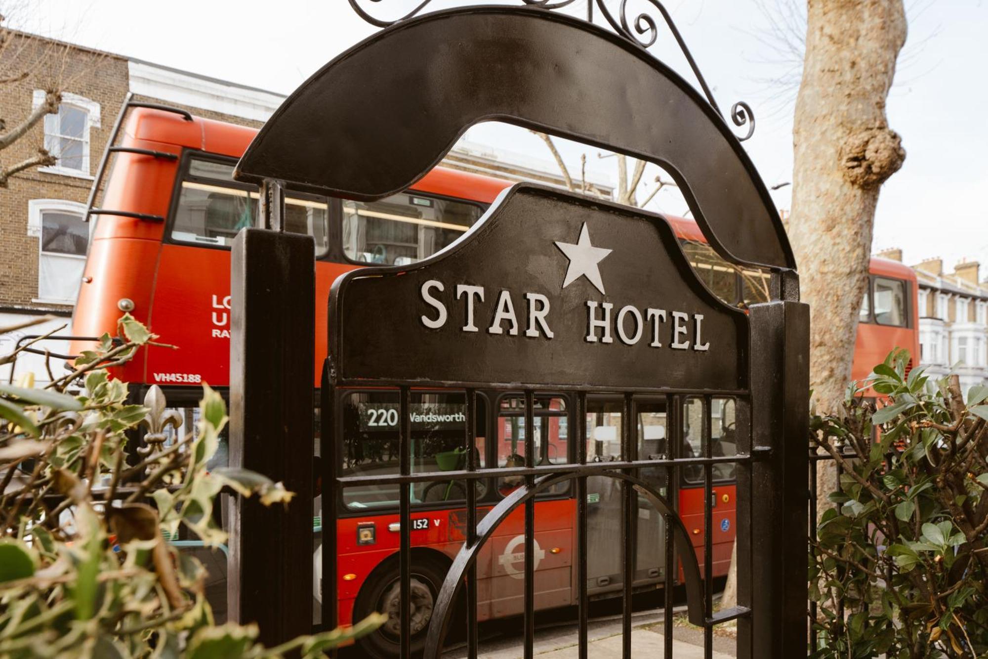 Star Hotel Лондон Екстериор снимка