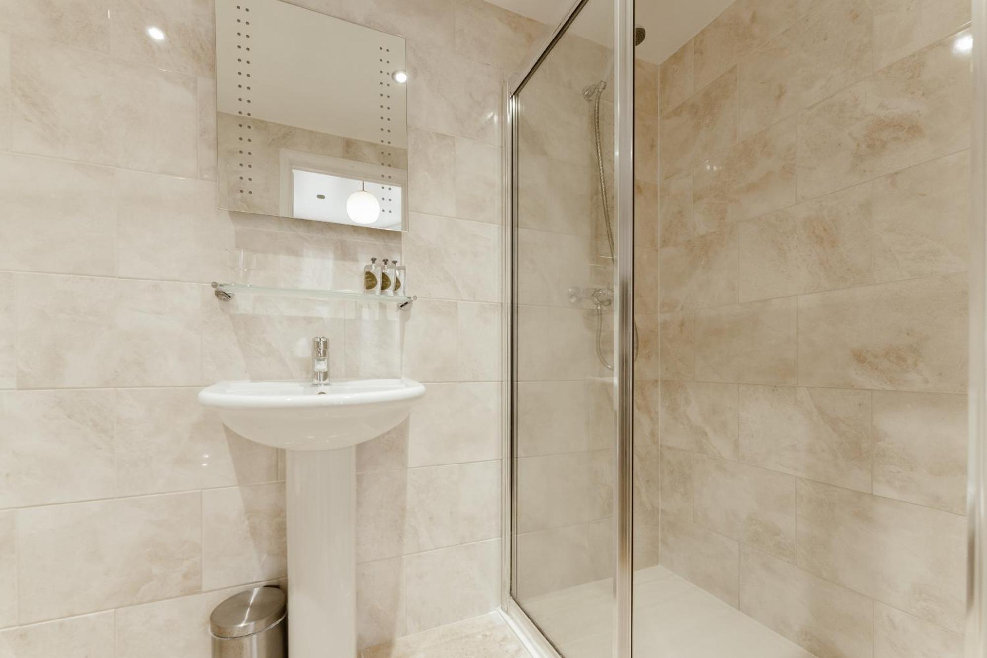 Star Hotel Лондон Екстериор снимка