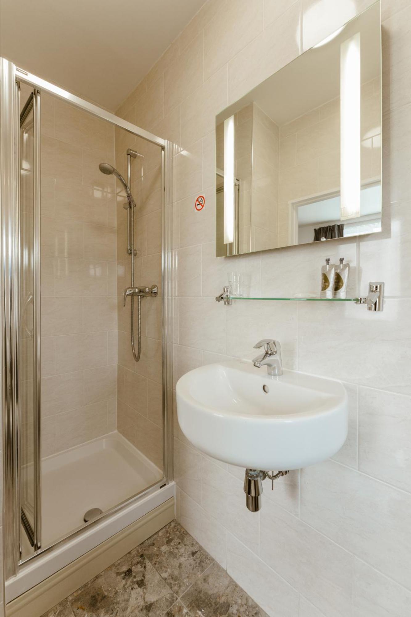 Star Hotel Лондон Екстериор снимка