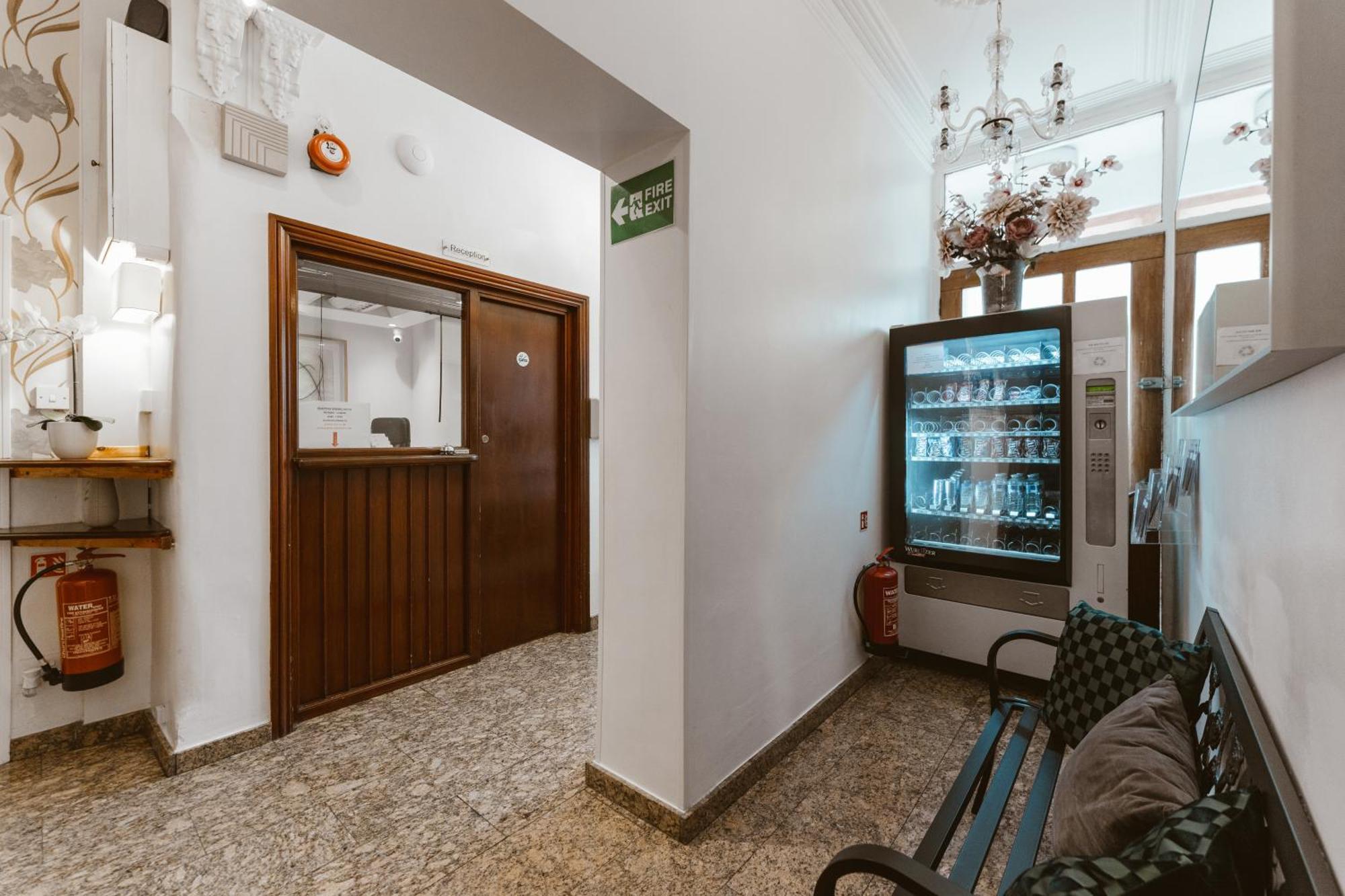 Star Hotel Лондон Екстериор снимка